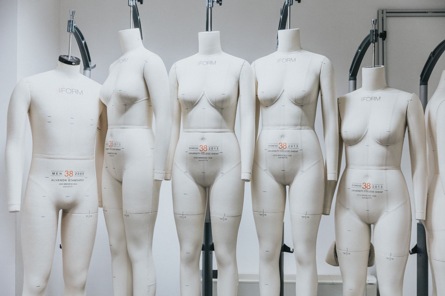 Vijf paspoppen in het Fashion and Textiles Innovation Lab van HOGENT.