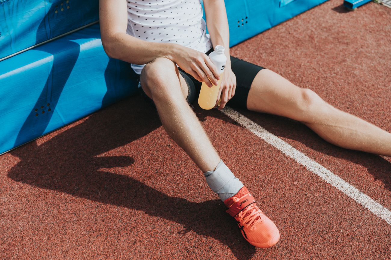 Een student uit de educatieve bachelor LO en bewegingsrecreatie rust uit op de looppiste.