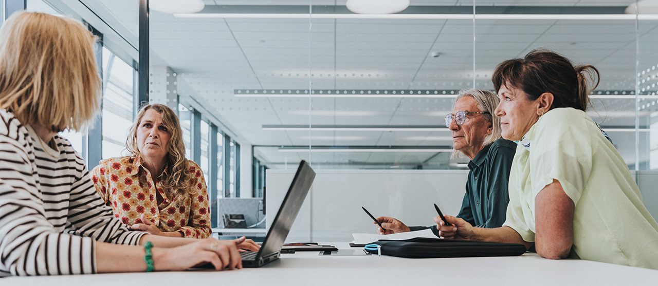 Een studente Human Resources Management van HOGENT in overleg met hr-medewerkers tijdens werkplekleren.