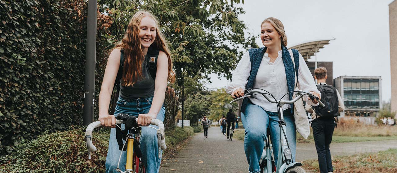 Twee studentes uit de bachelor ergotherapie fietsen van HOGENT-campus Schoonmeersen naar campus Vesalius.