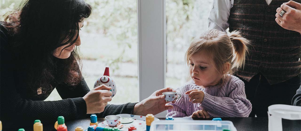 Een studente uit de opleiding ergotherapie van HOGENT begeleidt een kleuter met een motorische ontwikkelingsachterstand tijdens haar stage.