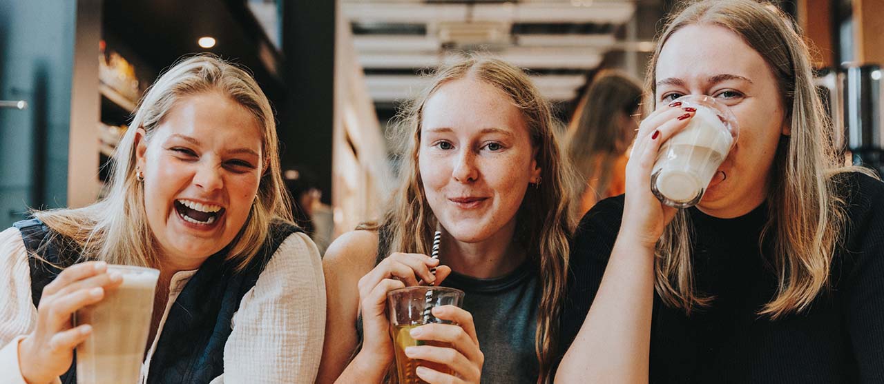 drie studentes voedings- en dieetkunde in de koffiebar op de campus