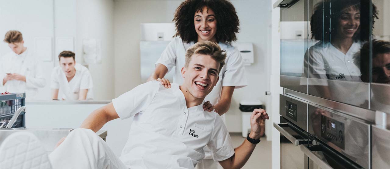 studenten voedings- en dieetkunde voor de oven in het kooklab