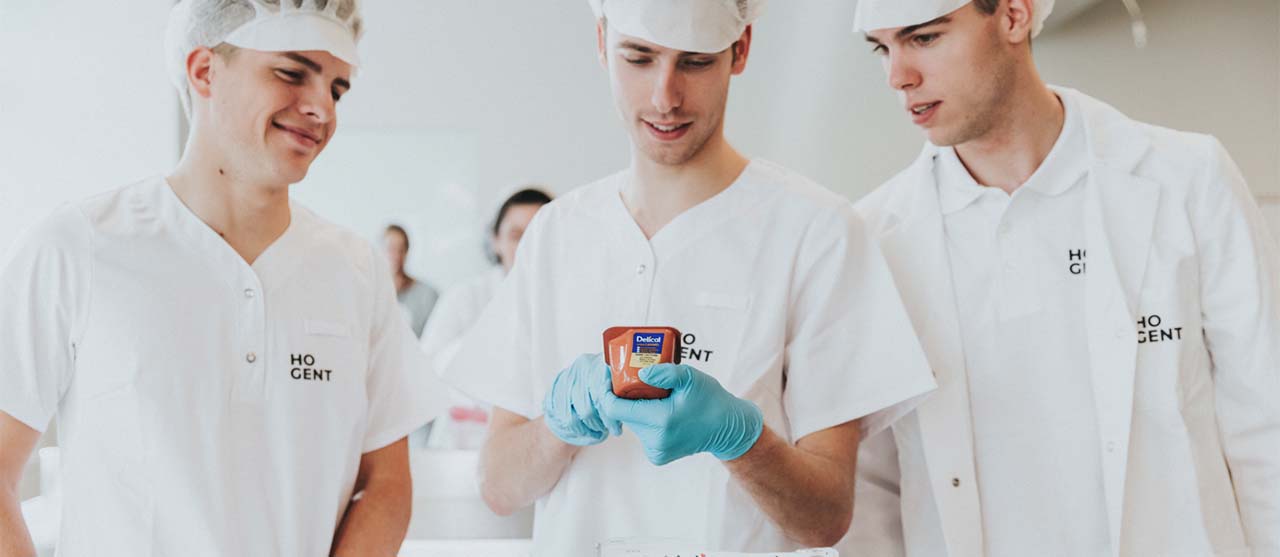 studenten voedings- en dieetkunde analyseren het etiket van een potje Alpro-pudding