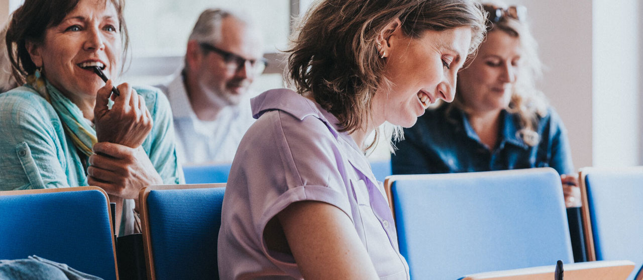 Sfeerbeeld van studenten achter computer