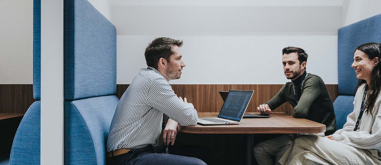 Student people & management van HOGENT in gesprek met hr-medewerkers tijdens zijn stage.