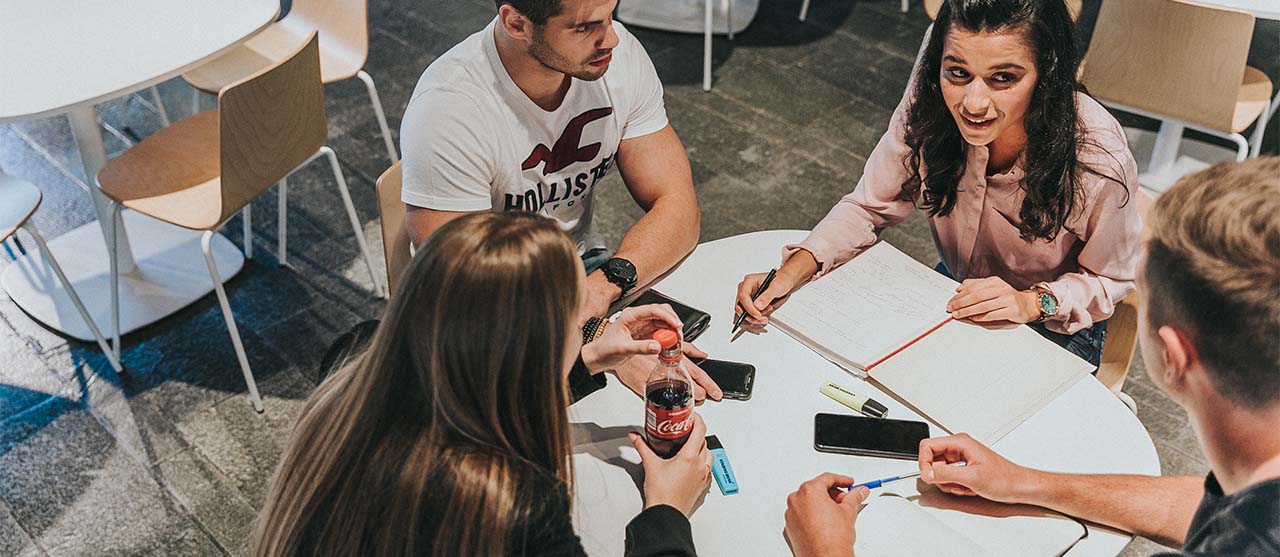 Studenten people & organisation van HOGENT aan de slag met inzichten uit een workshop bij een partner uit het werkveld.