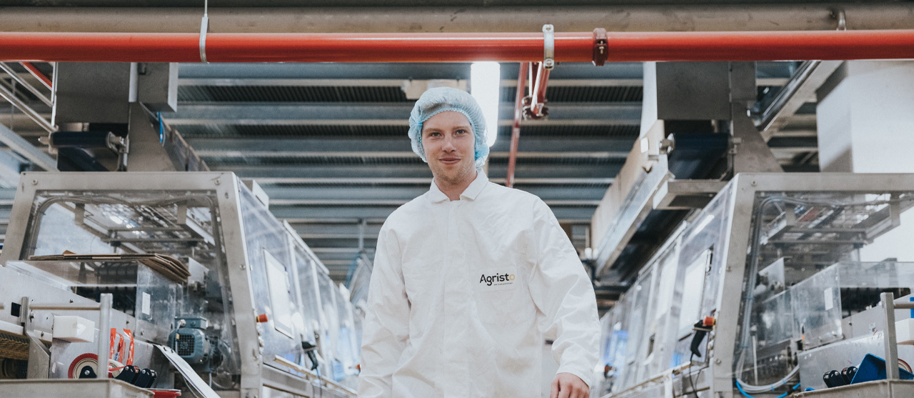 Een student voedingstechnologie op bedrijfsbezoek bij Agristo.