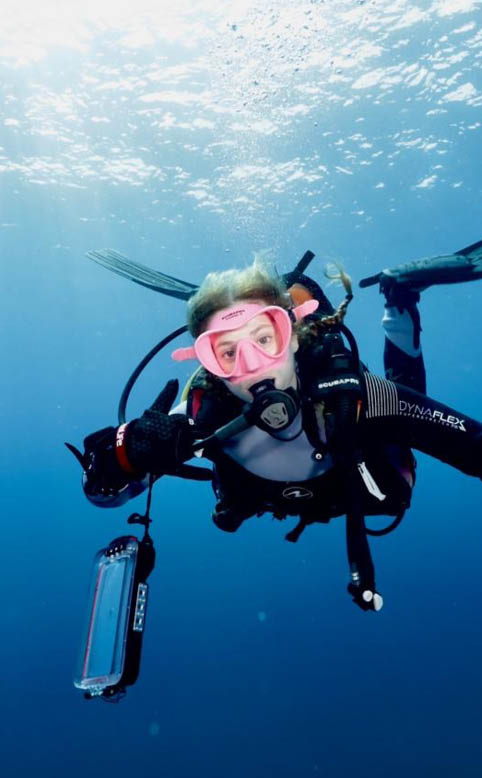 Dierenzorgstudente Marlies Hemelinckx duikt tussen de haaien tijdens haar stage bij The SharkWise Project in Zuid-Afrika.