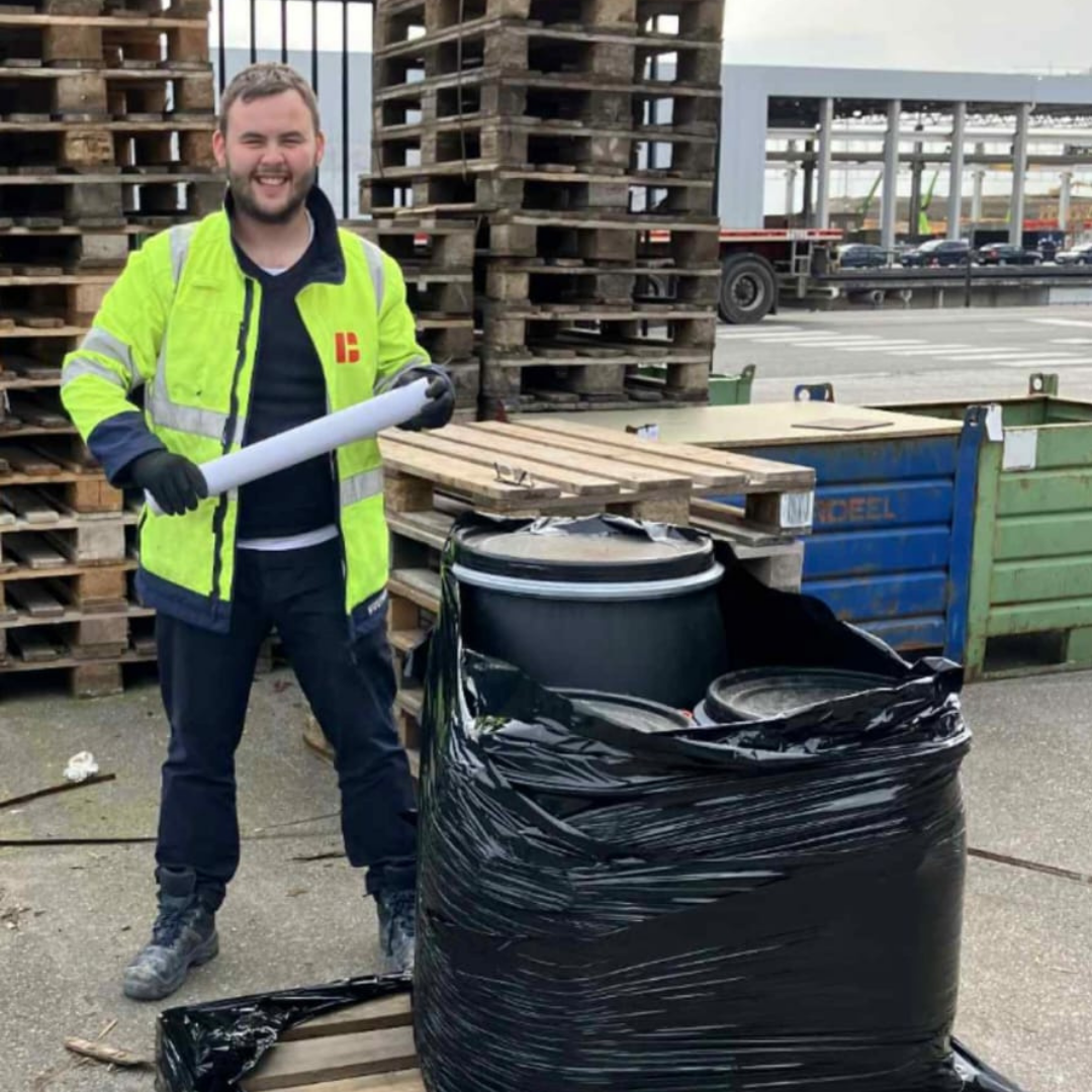 Arnaud aan het werk op de werf.