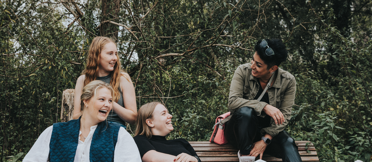 Een studente uit het verkort traject Groenmanagement pauzeert met haar medestudenten uit de reguliere bachelor.