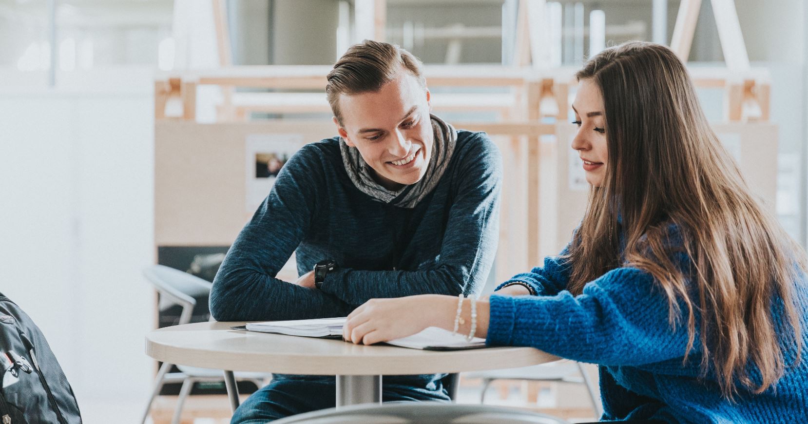 Twee studenten rechtspraktijk van HOGENT analyseren samen een wettekst.