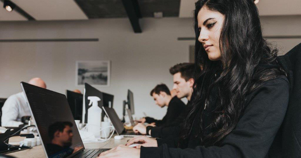 Een studente uit de bachelor toegepaste informatica werkt tijdens haar stage aan specifieke bedrijfssoftware.