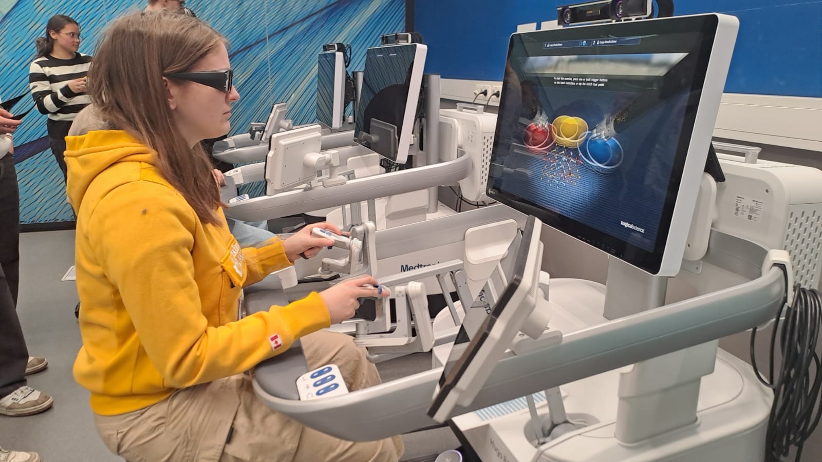 Een student medische technologie oefent met een robotchirurgische simulator om precisie en systeeminzicht te ontwikkelen.