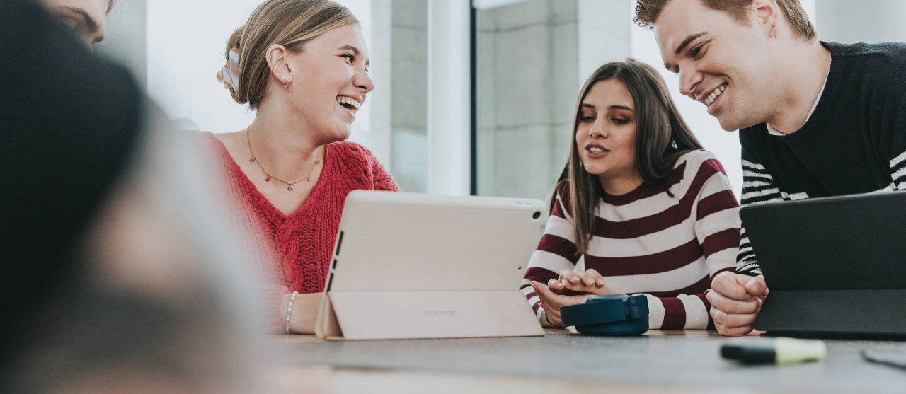 Sfeerbeeld van een groep studenten die samenwerken