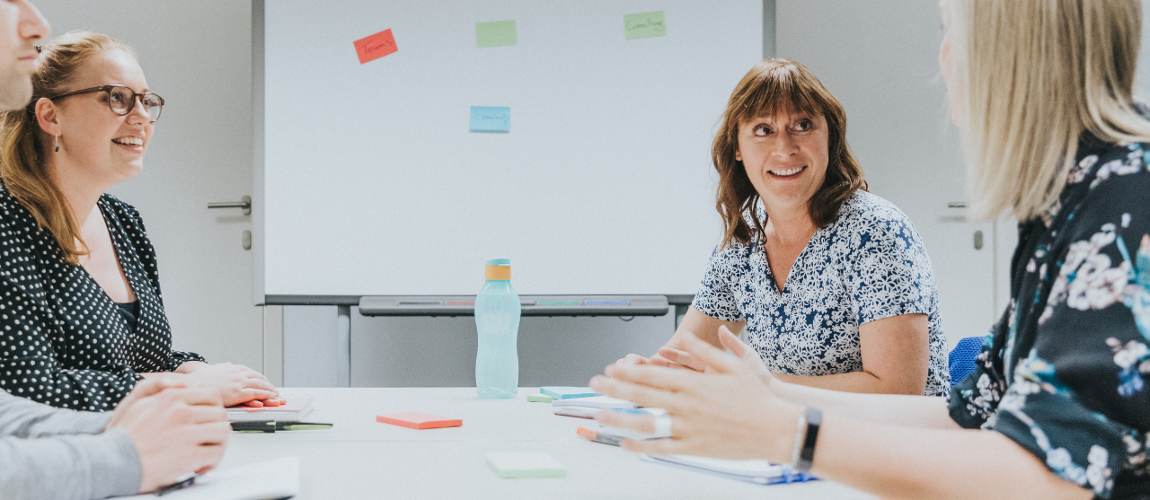 Studenten sales support van HOGENT oefenen een verkoopsgesprek