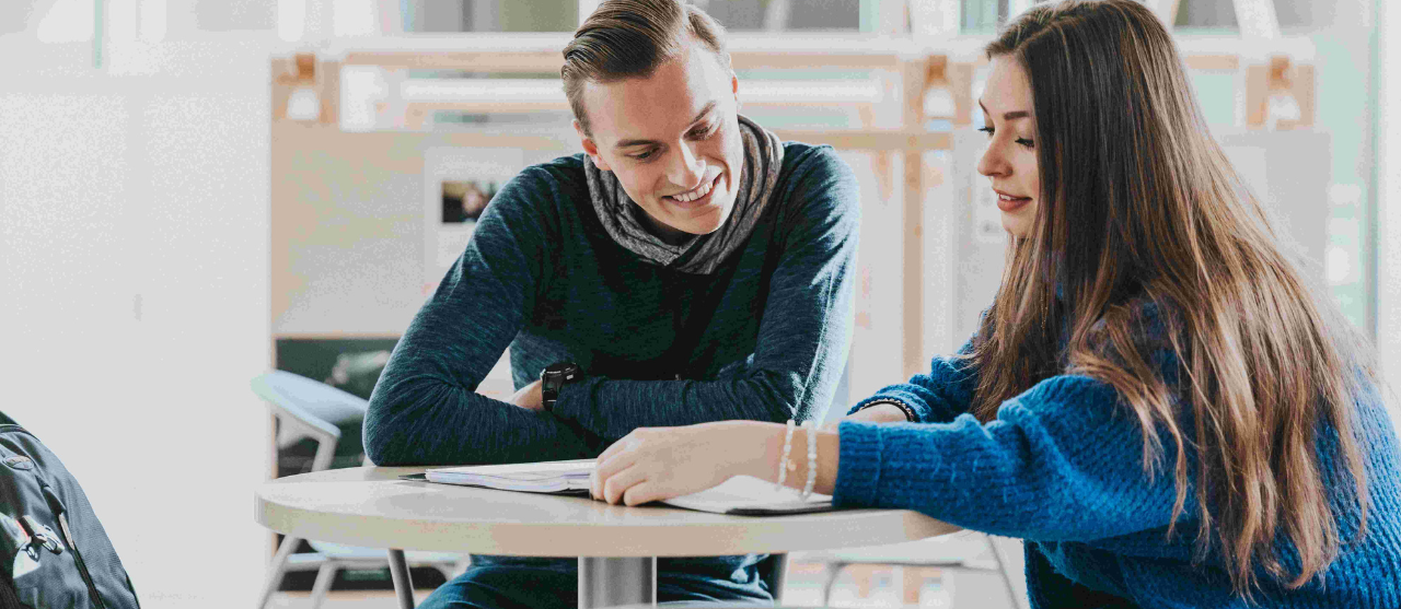 Twee studenten rechtspraktijk werken samen aan een juridische case.