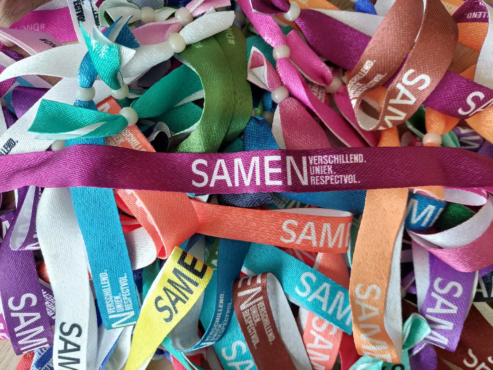 polsbandjes Diversiteitsweek met slogan Samen. Verschillend. Uniek. Respectvol