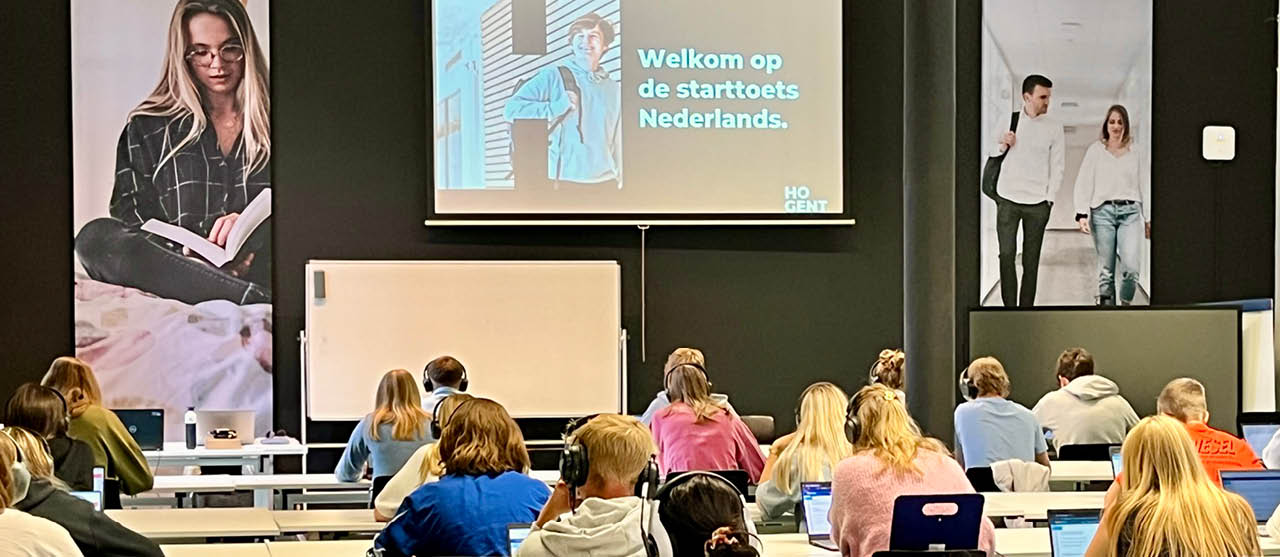 Een nieuwe lichting kandidaat-studenten van de educatieve bachelors legt de starttoets Nederlands af op HOGENT-campus Ledeganck.