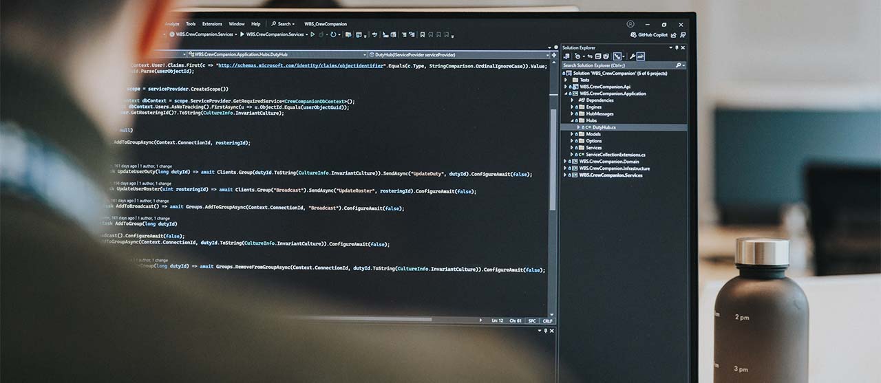 Een HOGENT-student toegepaste informatica aan het werk met programmeercodes op een laptopscherm.