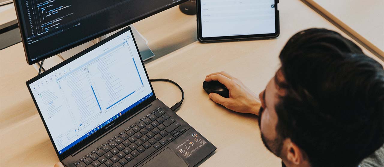 student toegepaste informatica aan het programmeren op laptop