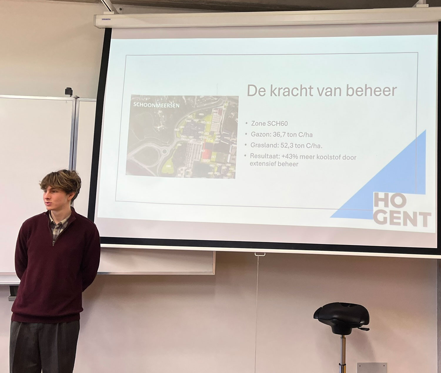Tristan Kerger, student milieu- en duurzaamheidsmanagement aan HOGENT presenteert hier zijn bachelorproef over koolstofopslag