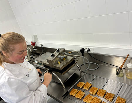 Trui Cambie bakt plantaardige wafels in het kader van haar onderzoeksproject naar plantaardig gebak.