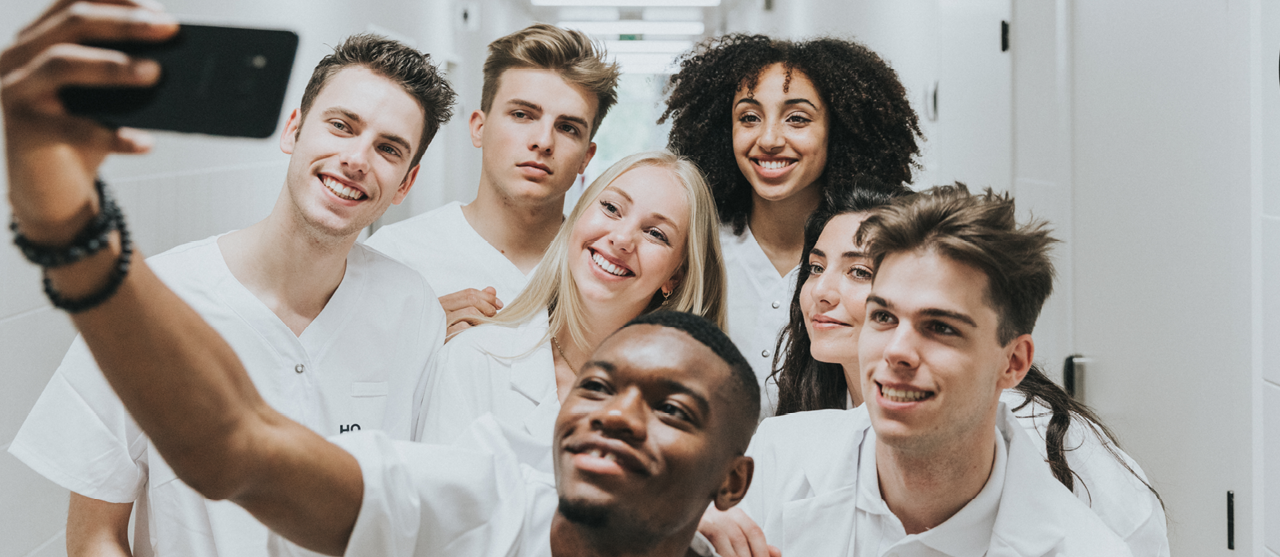 studenten voedings- en dieetkunde nemen een selfie in een ziekenhuisgang