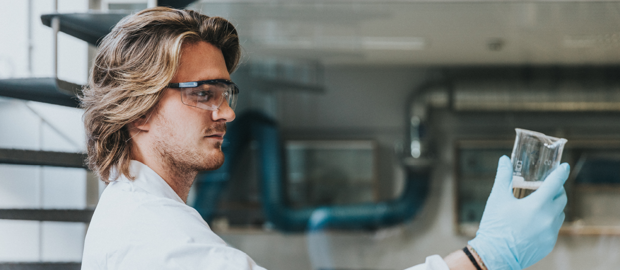 Student maakt kennis met labowerk in het het verkort traject Voedingstechnologie.