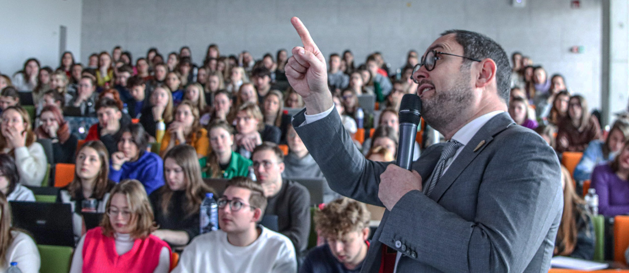 Foto Minister Van Quickenborne even gastdocent