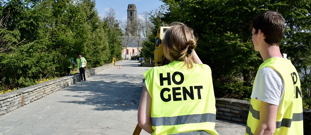 2 studenten aan de slag als landmeter in Pairi Daiza