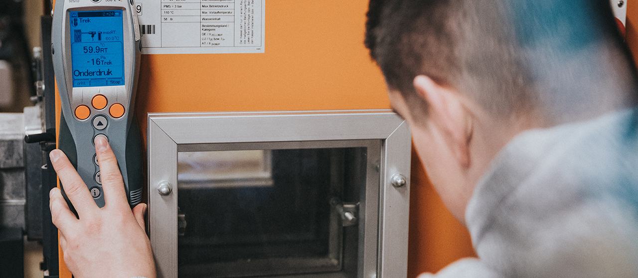 Een student uit de graduaatsopleiding elektromechanische systemen aan HOGENT voert een meting uit.