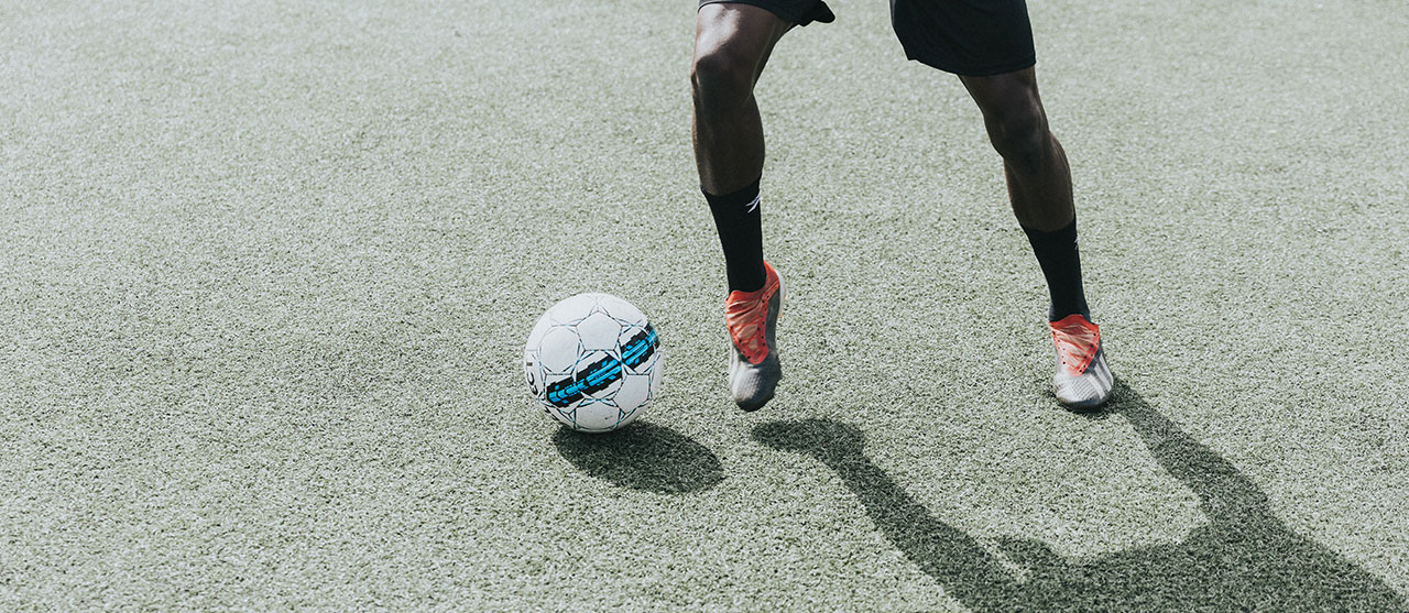 iemand schopt op een voetbal