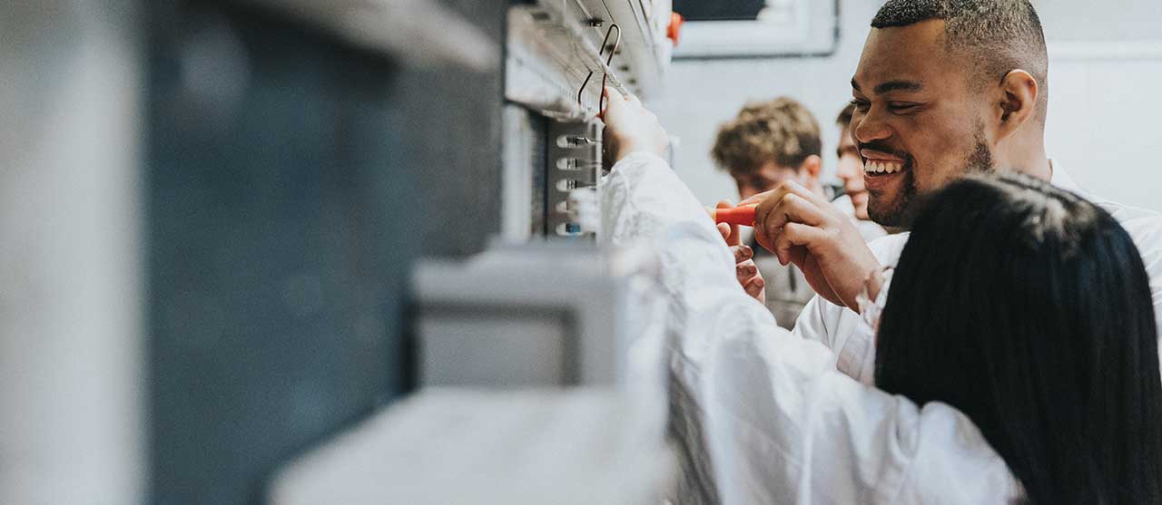 Foto Afgestudeerden getuigen over elektromechanische systemen