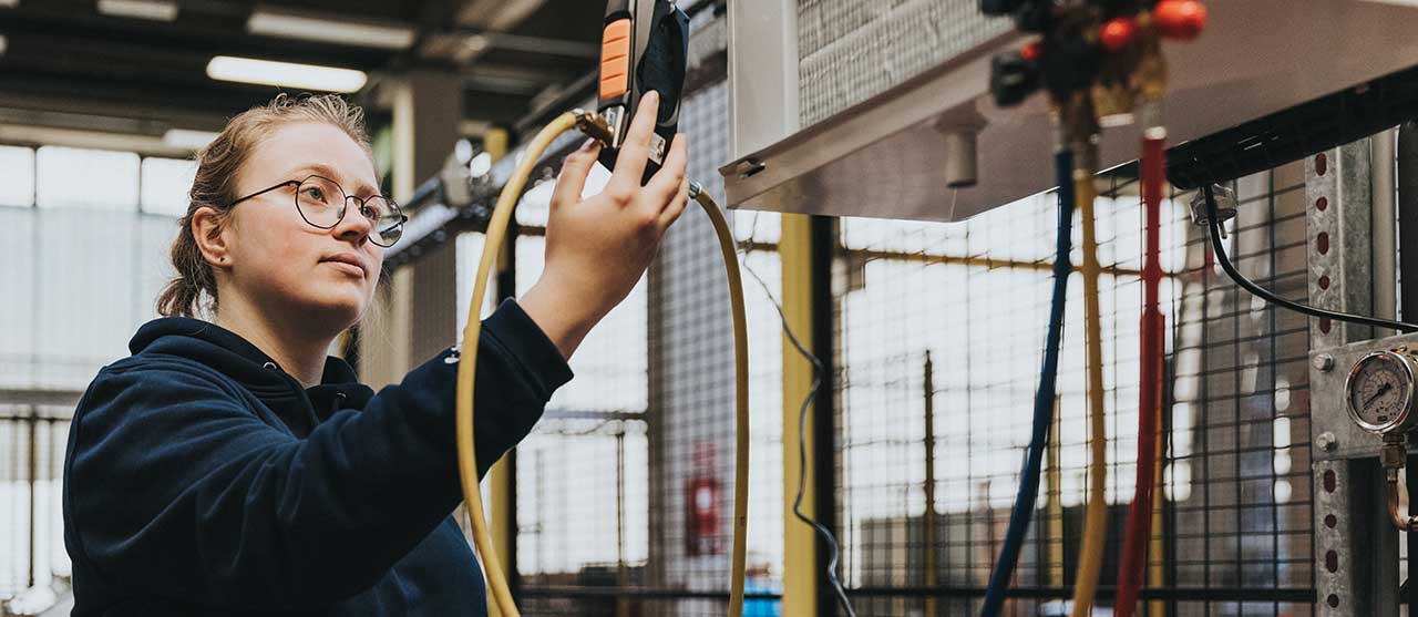 Een student uit de graduaatsopleiding elektromechanische systemen aan HOGENT voert een meting uit.