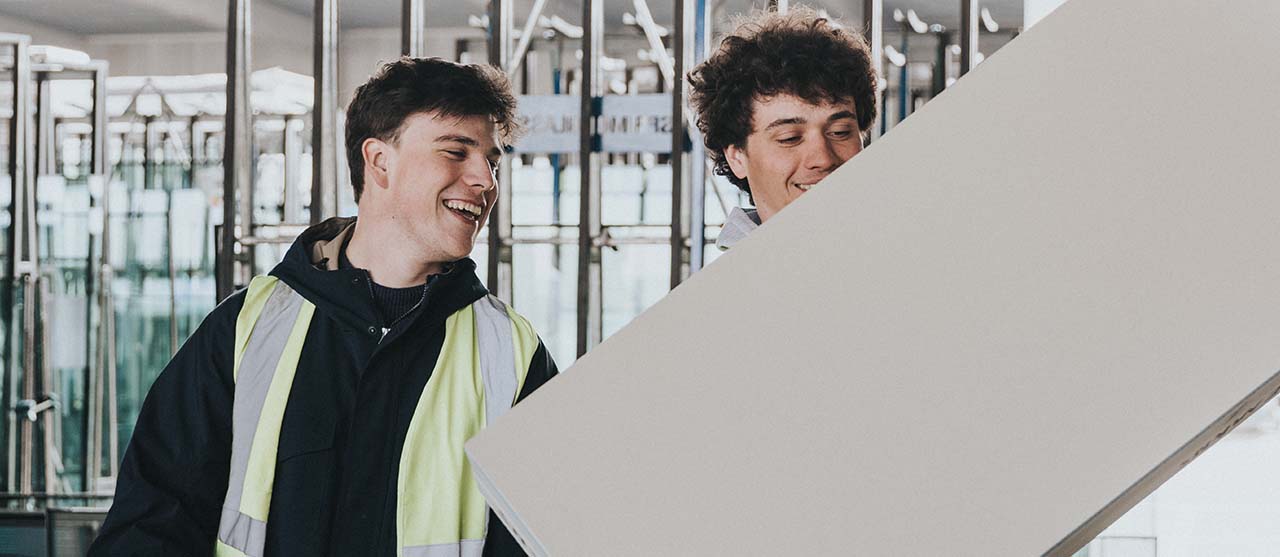 Twee studenten uit de graduaatsopleiding bouwkundig tekenen aan HOGENT kijken samen naar een stuk isolatie.