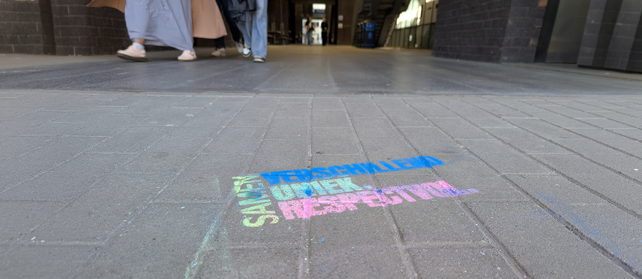 Foto "Samen. Verschillend. Uniek. Respectvol." - HOGENT kleurt op voor Diversiteitsmaand.