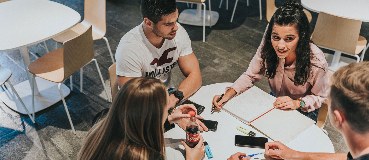 Studenten uit het allround traject Business Lab van de bachelor bedrijfsmanagement aan HOGENT werken samen aan een project.
