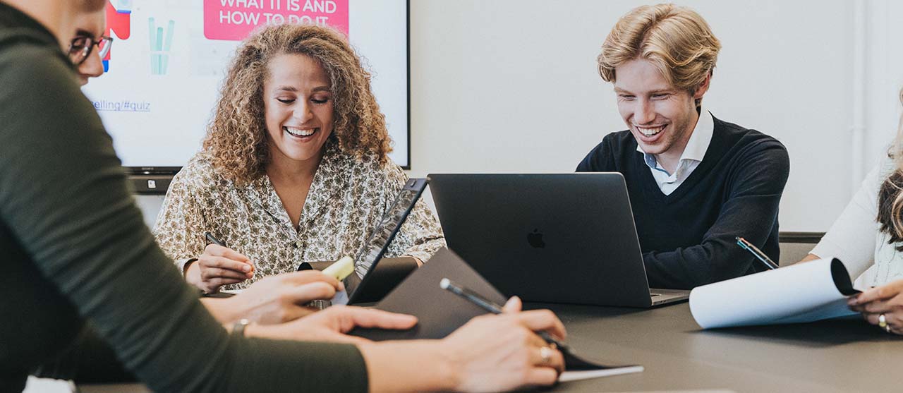 Student accountancy-fiscaliteit aan HOGENT werken samen aan een financieel plan.