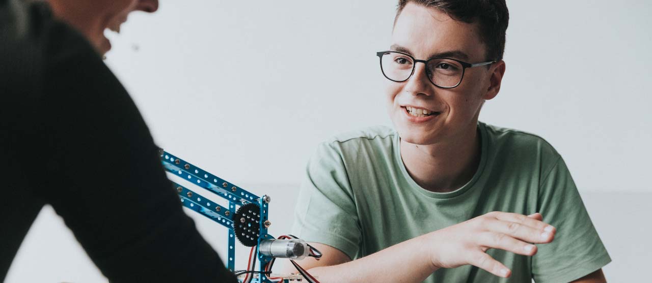 Een student uit de afstudeerrichting kmo-management van de bachelor bedrijfsmanagement aan HOGENT legt iets uit aan een medestudent.