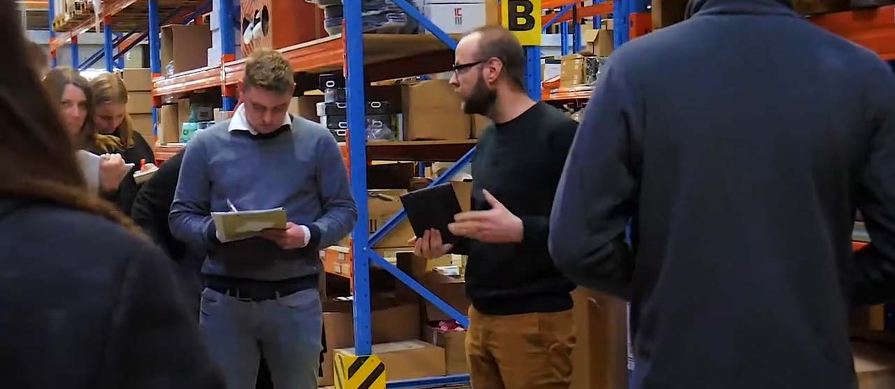 Studenten supply chain management aan HOGENT tijdens een bedrijfsbezoek.