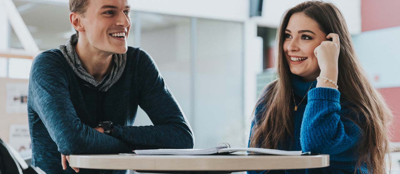 2 studenten accountancy-fiscaliteit aan HOGENT die samenwerken aan een groepswerk