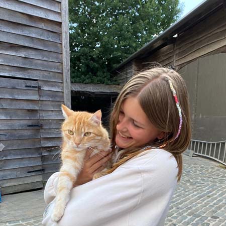 Portretfoto van Lissa Hillewaere, oud-studente dierenzorg aan HOGENT.