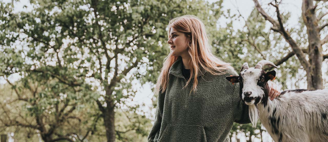 Studente dierenzorg aan HOGENT verzorgt geitjes op een kinderboerderij/