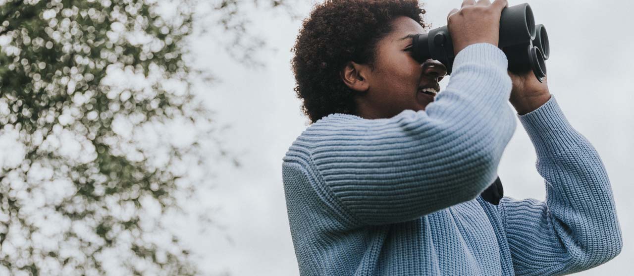 Studente dierenzorg speurt naar wilde dieren in een natuurreservaat.