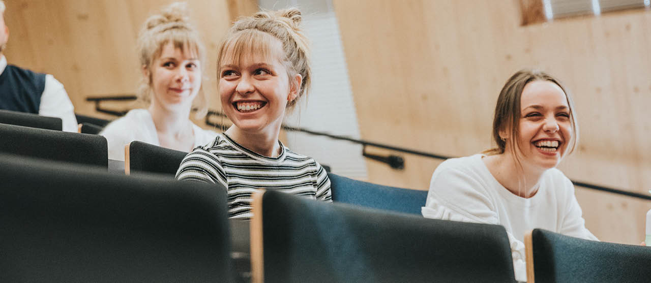 Studenten uit de bachelor ergotherapie volgen een hoorcollege in een auditorium van HOGENT-campus Vesalius.