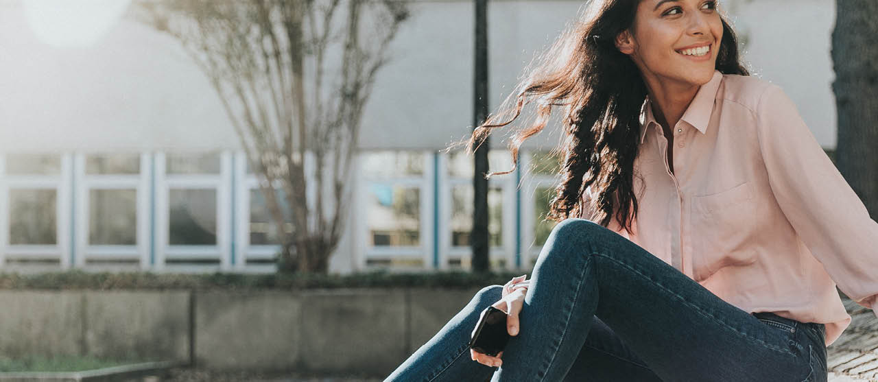 Een studente uit de bachelor ergotherapie van HOGENT ontspant op het dak van campus Vesalius.