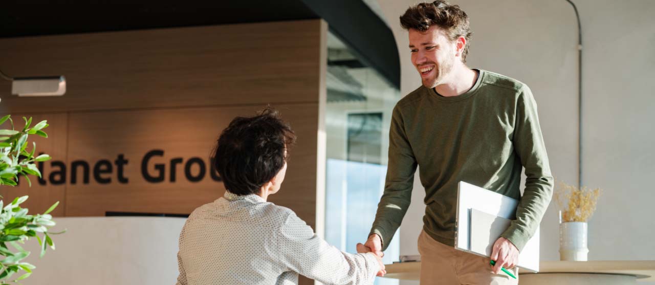 Een student financiën en verzekeringen van HOGENT adviseert Planet Group tijdens zijn stage.