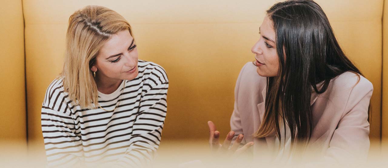 Twee studenten financiën en verzekeringen aan HOGENT oefenen een klantengesprek.