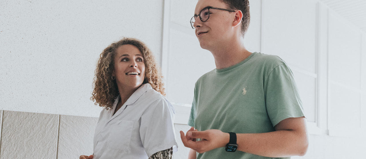 Student Health Care Management leert tijdens zijn stage correct communiceren met zorgpersoneel.